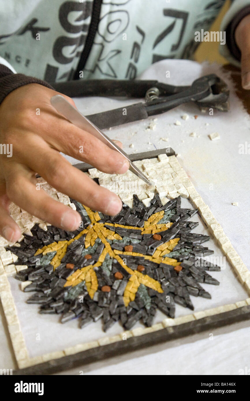 Lavoratore a mosaico a lavoro rendendo i mosaici di Madaba, Giordania Foto Stock