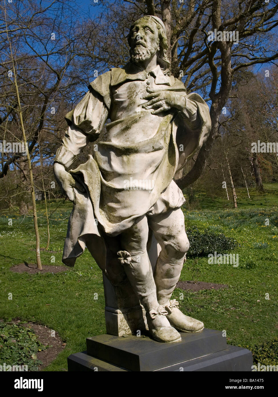 Statua del rinascimento architetto Inigo Jones nel podere di Holker Hall Cark a Cartmel Cumbria Regno Unito Foto Stock