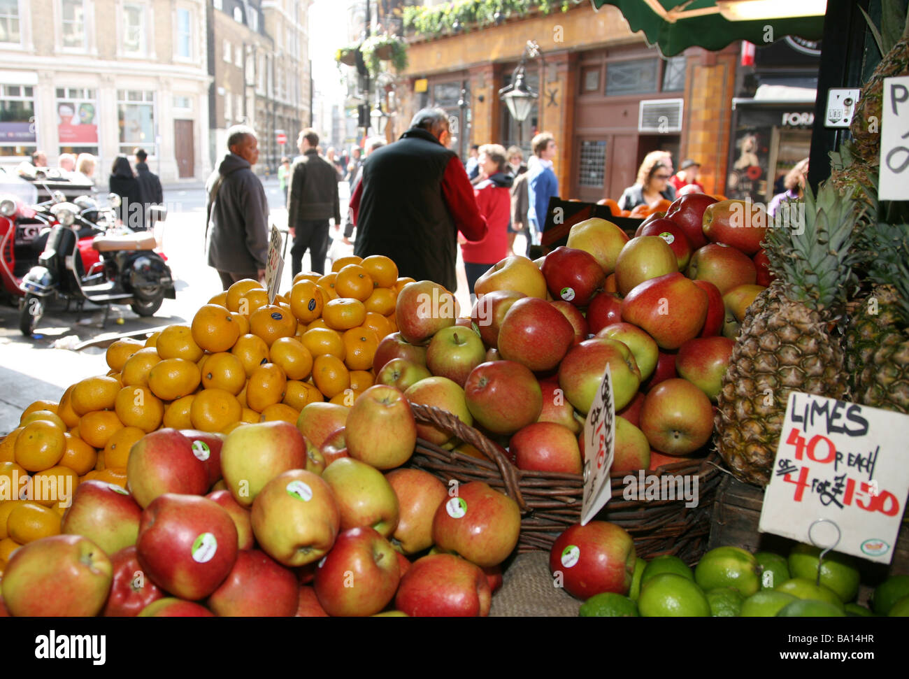 Frutta fresca vengano venduti al mercato di Borough di Londra Foto Stock