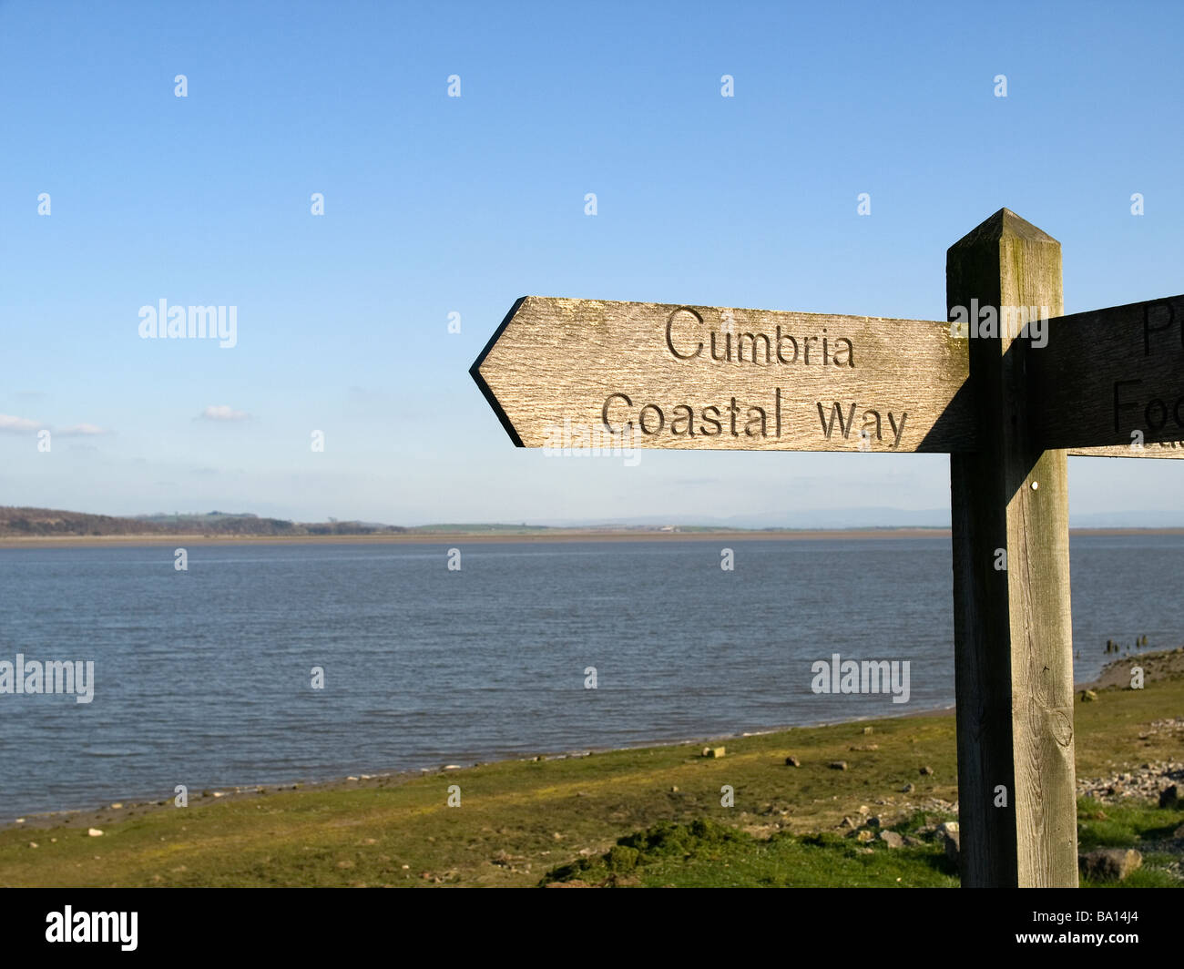 Cartello in legno per gli escursionisti che mostra la Cumbria via costiera lunga distanza percorso a piedi sul canale Ulverston Foto Stock