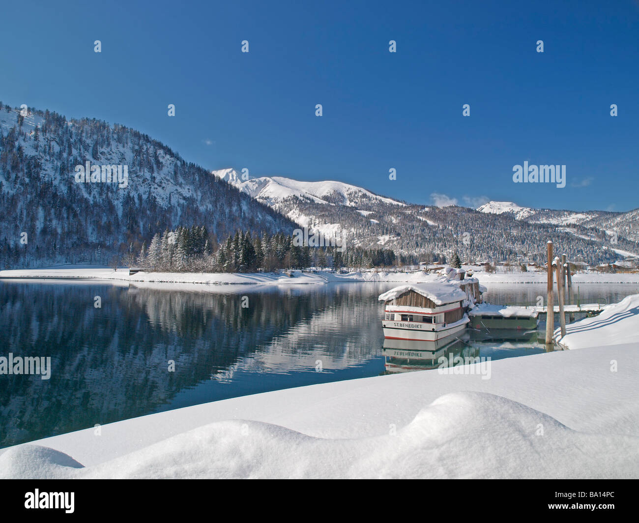 Scena invernale con la neve e il cielo blu sulla montagna lago Achensee, mine antiuomo, Tirols, Austria Foto Stock