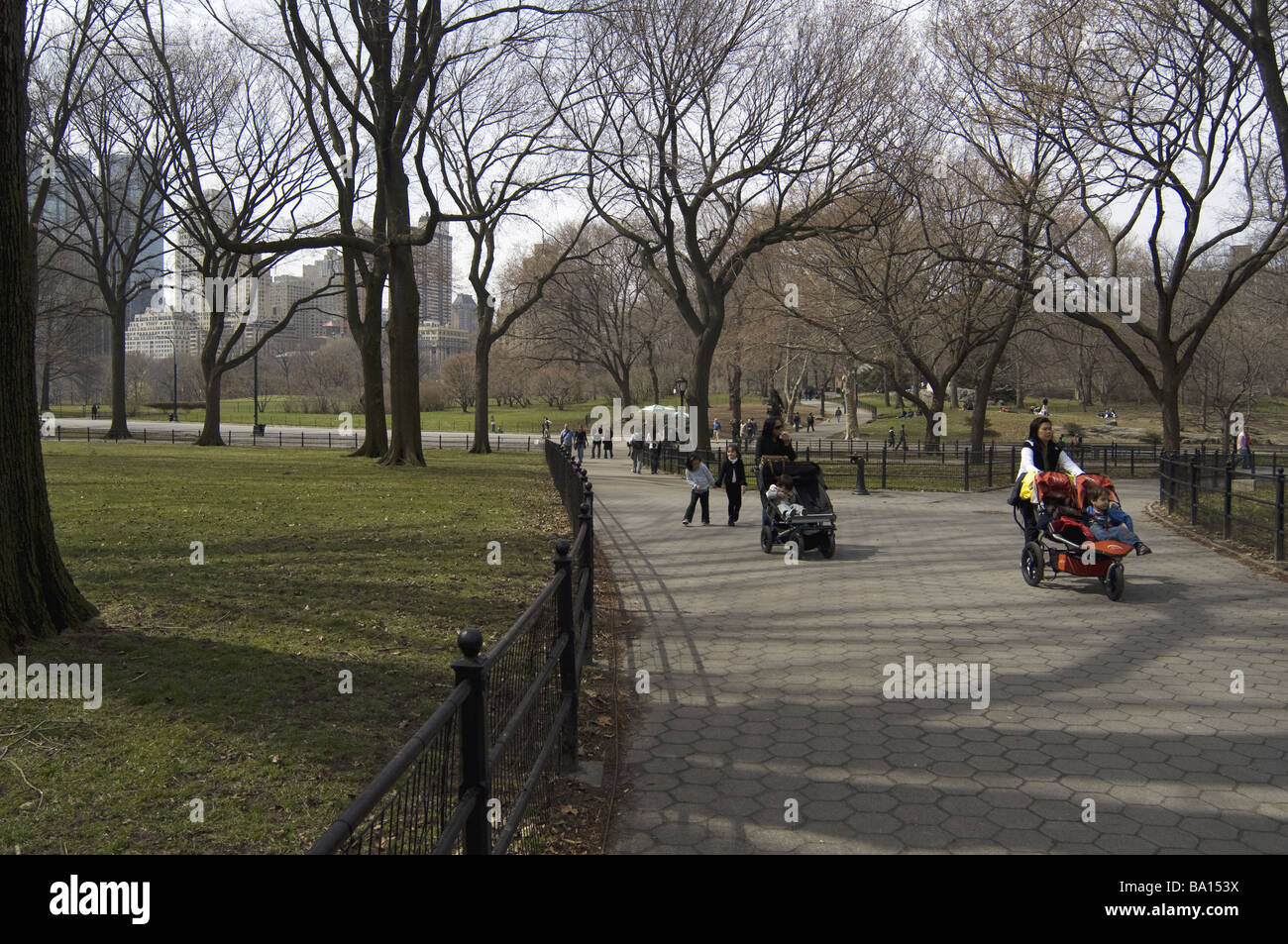 Bambinaie, bambini e passeggini per un pomeriggio di primavera a piedi a Central Park di New York City Foto Stock