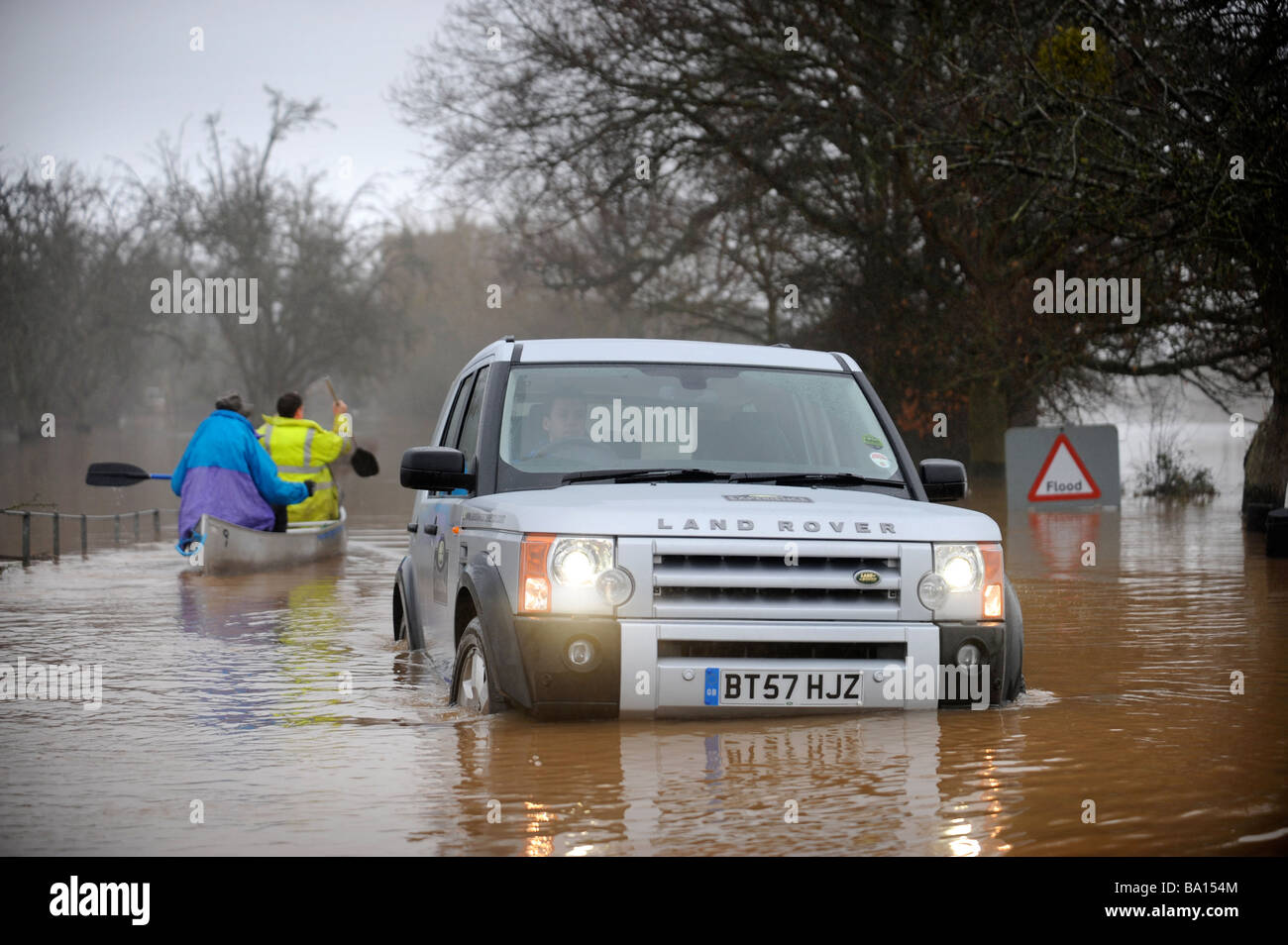 Un LAND ROVER DISCOVERY aziona attraverso le acque alluvionali vicino TIRLEY GLOUCESTERSHIRE REGNO UNITO Gen 2008 Foto Stock