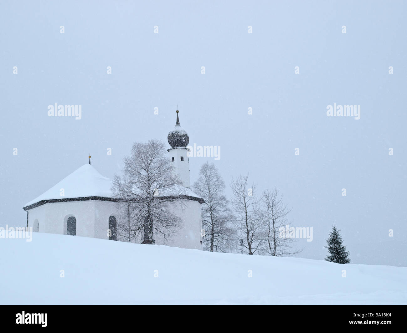 Vista esterna di St.Anna Cappella, inverno, Tirol Achenkirch Austria Foto Stock