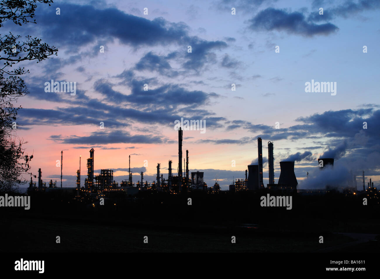 Flutti di vapore da torri di raffreddamento presso la raffineria petrolchimica a Grangemouth, Falkirk District, Scozia Foto Stock