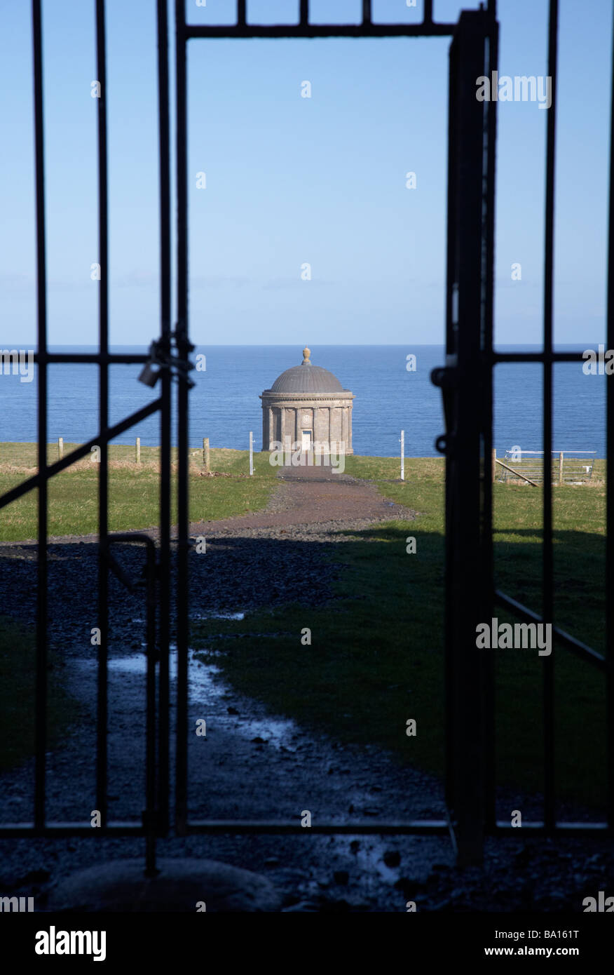 Guardando attraverso le porte di discesa verso Demesne Mussenden Temple in discesa nella contea di Londonderry derry Irlanda del Nord Foto Stock