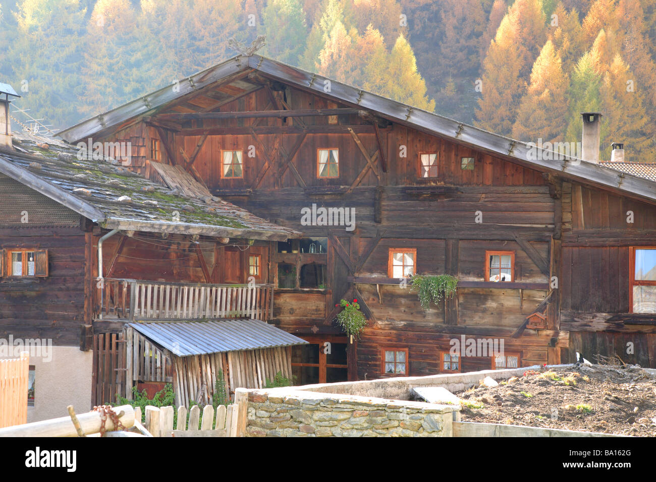 In legno tradizionali case coloniche in Senales Unser Frau in Val Senales im Val Senales Val Senales VAL VENOSTA Val Venosta Trentino Italia Foto Stock