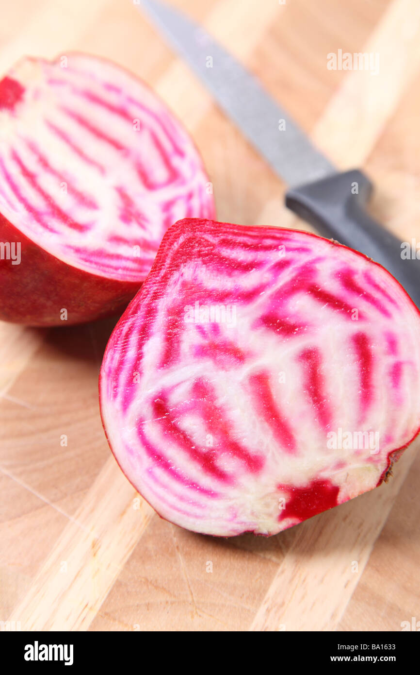 Chioggia barbabietole affettare sul bordo di taglio Foto Stock