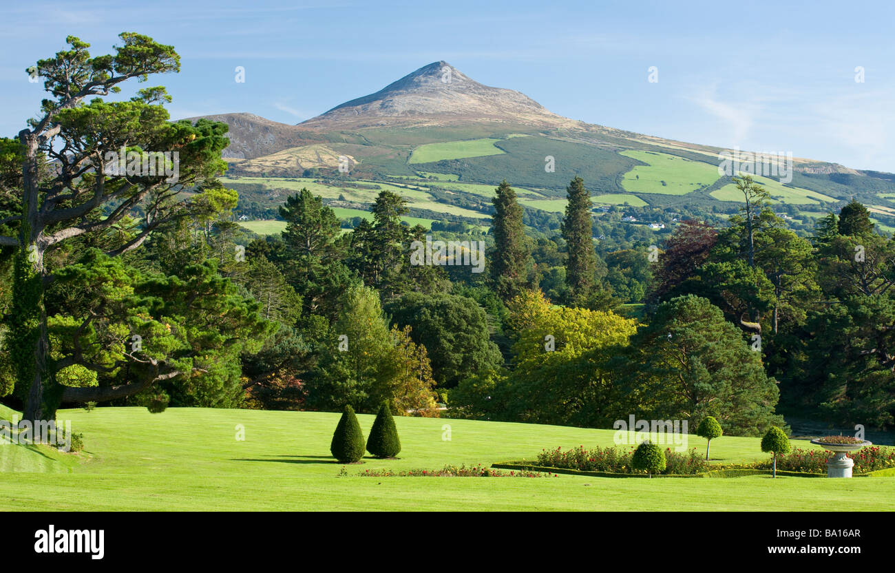 Sugarloaf Mountain. Il famoso sugarloaf forma di montagna come si vede dai lussureggianti giardini di al Powerscourt. Foto Stock