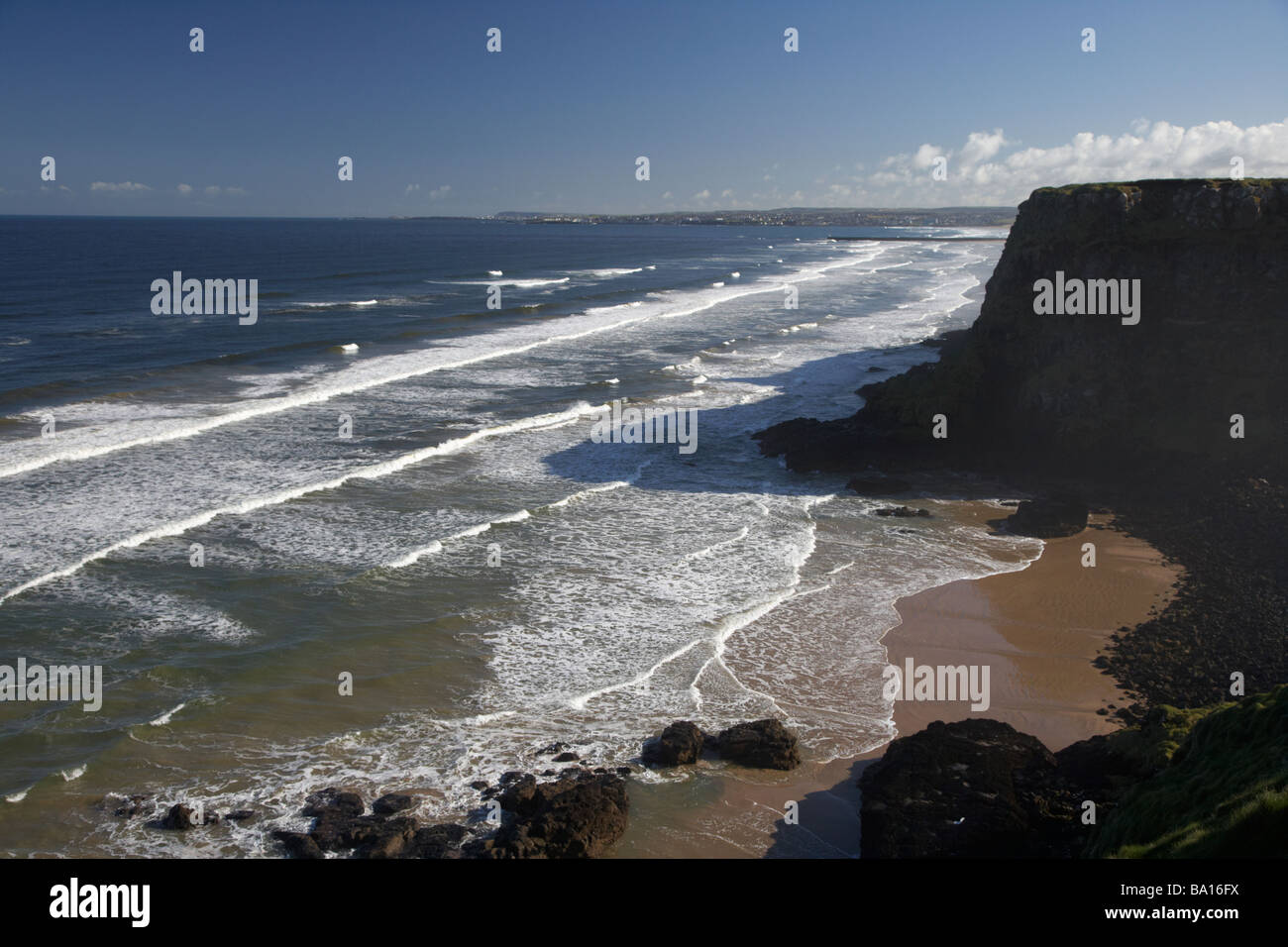 Scogliere e mare sulla costa nord di spiaggia in discesa nella contea di Londonderry derry Irlanda del Nord Foto Stock
