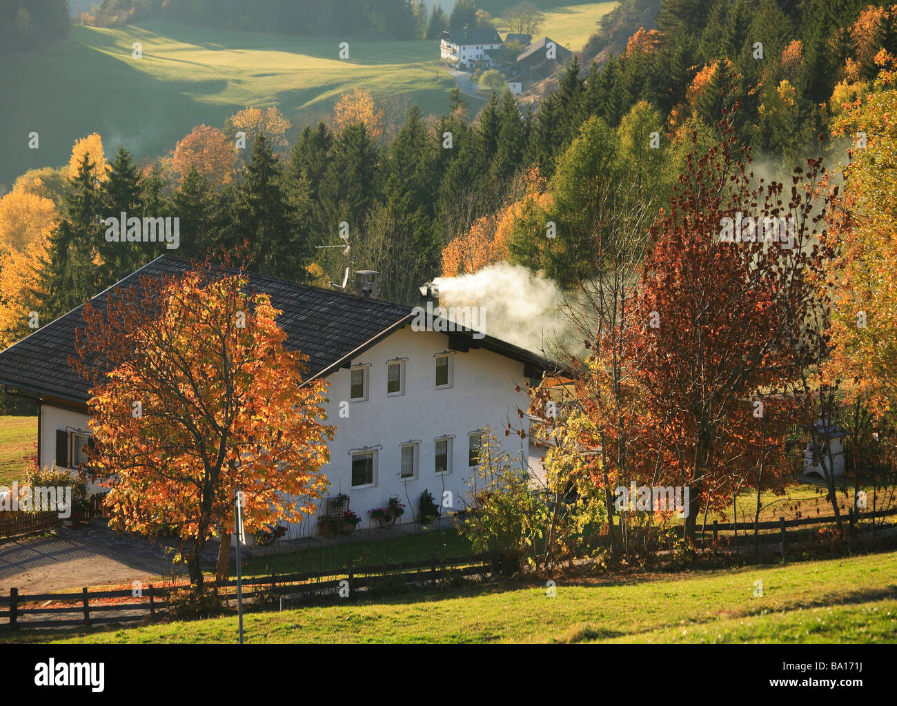 Agriturismo in autunno al Passo delle Erbe Wurzjoch Val di Funes Villnößtal Trentino Italia Foto Stock