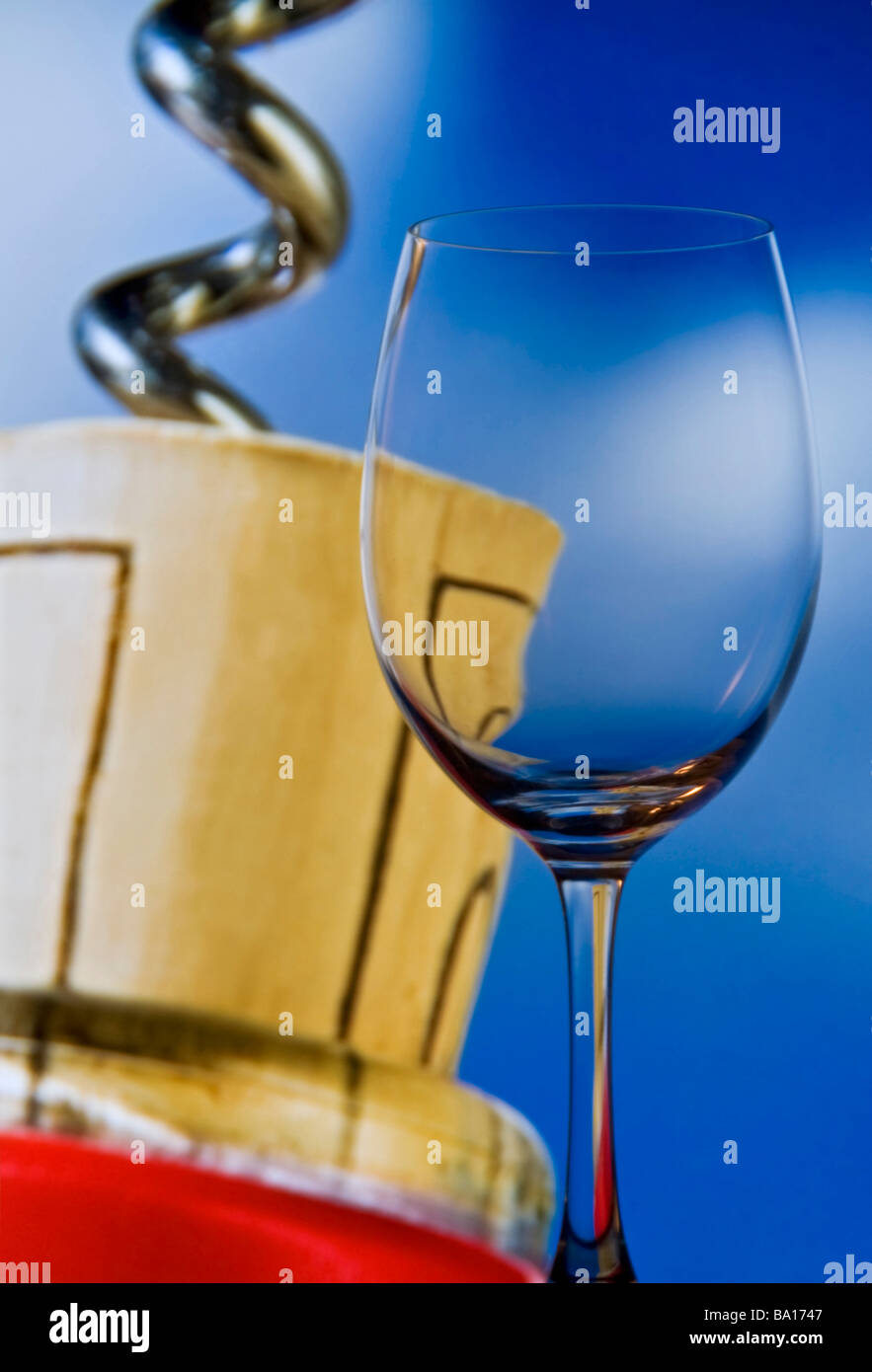 Concetto / vetro del vino con sughero allargata e un cavatappi in background Foto Stock