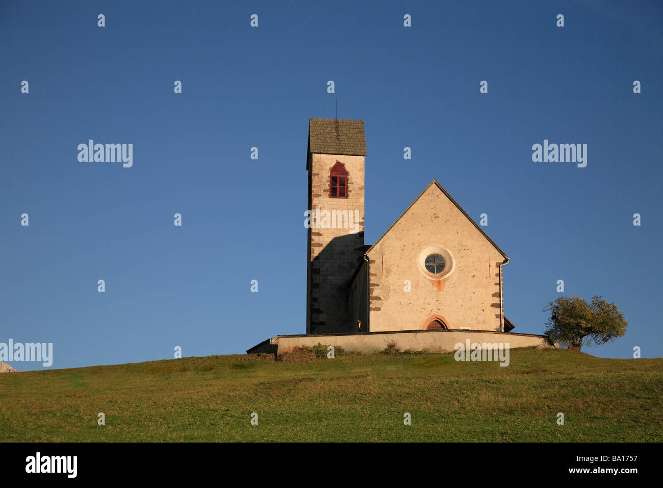 Chiesa di Sankt Jacob im Villnößtal Val di Funes Trentino Italia Foto Stock
