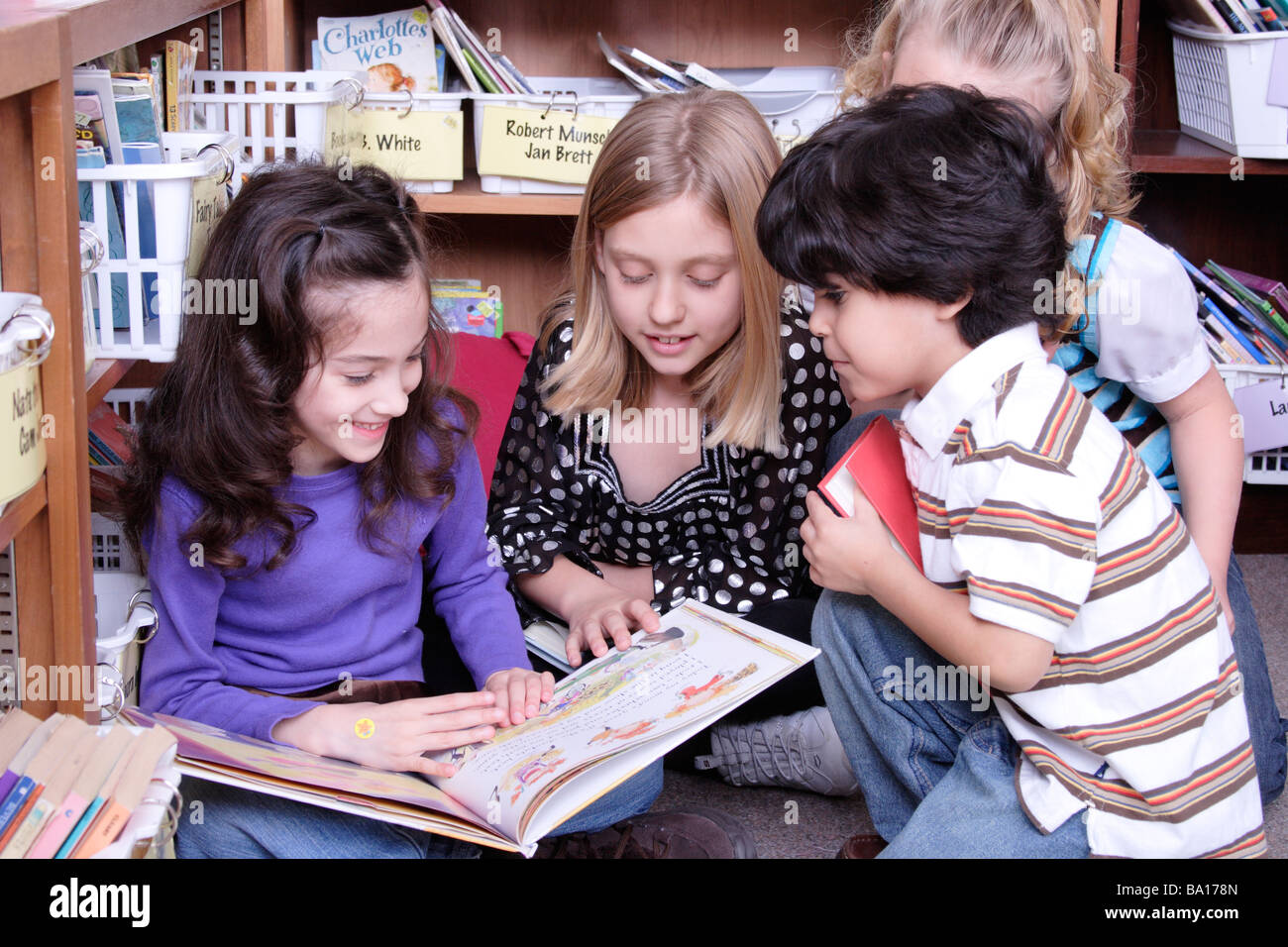 Gli studenti la lettura in classe Foto Stock