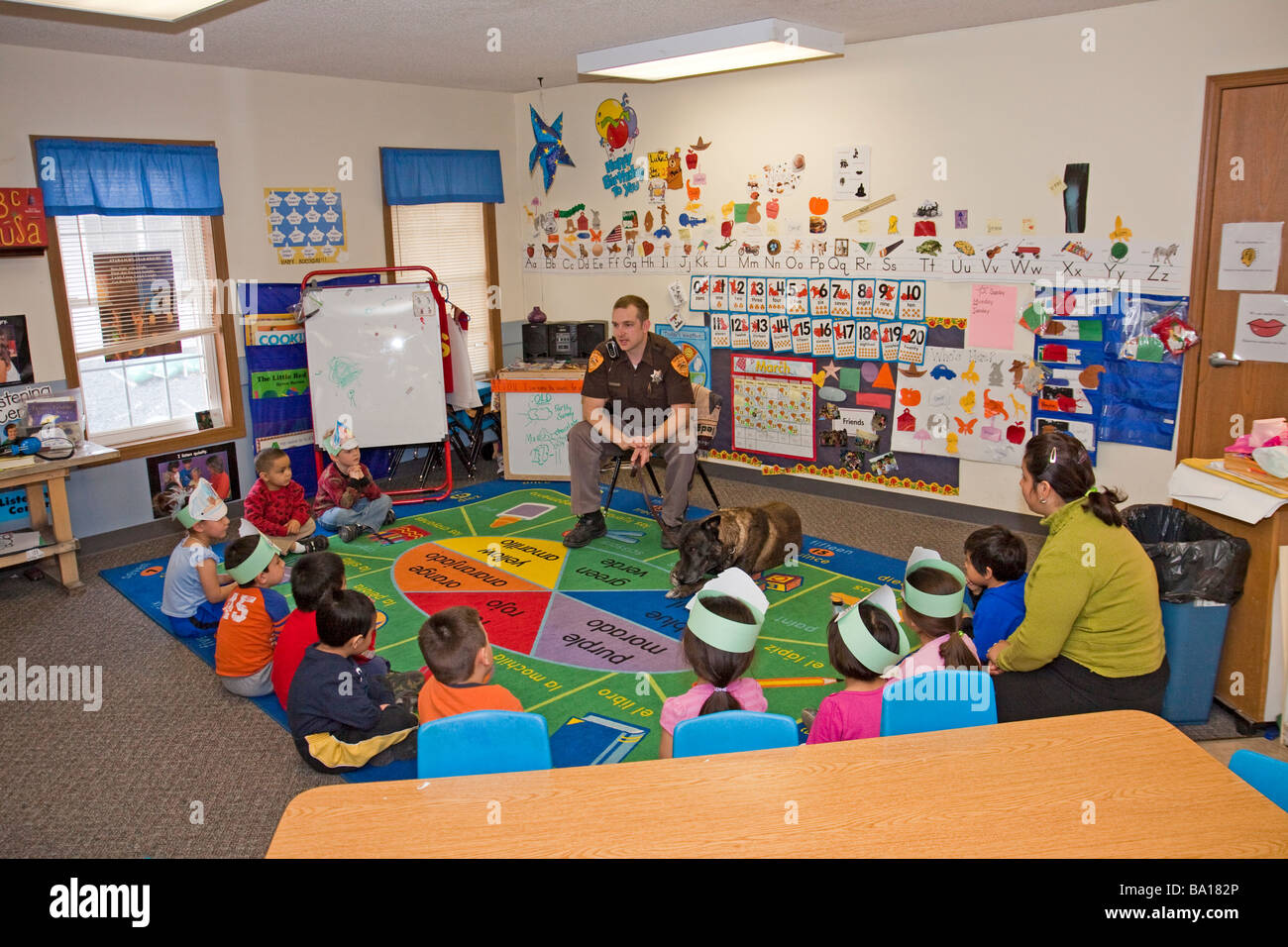 Vice Sheriff e K-9 visitare un asilo infantile classe in creta, Nebraska. Foto Stock
