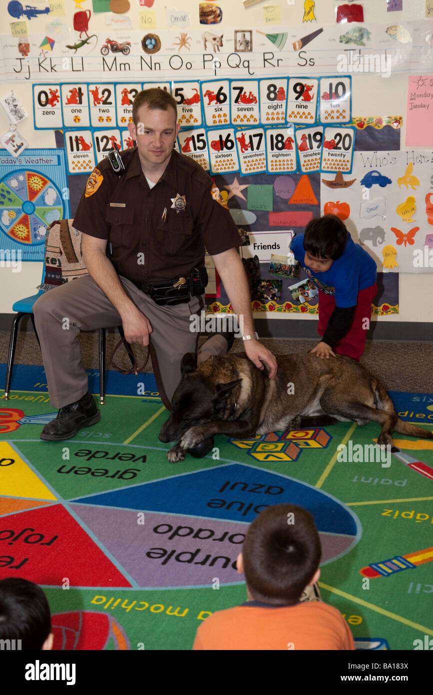 Vice Sheriff e K-9 visitare un asilo infantile classe in creta, Nebraska. Foto Stock