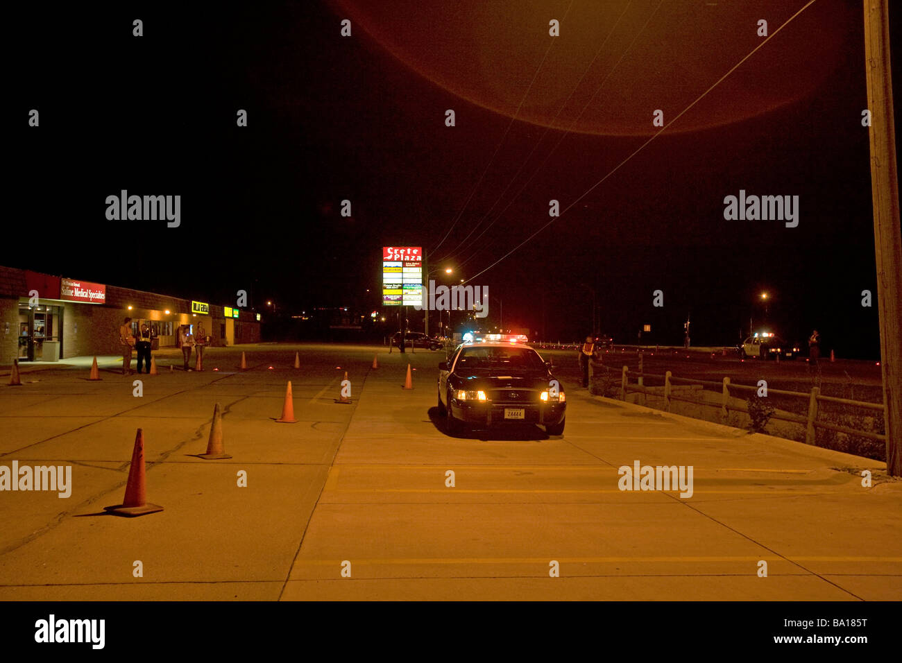 Sobrietà checkpoint nel piccolo centro rurale città americana. In co-operazione con MADD, Madri contro la guida in stato di ebbrezza. Foto Stock