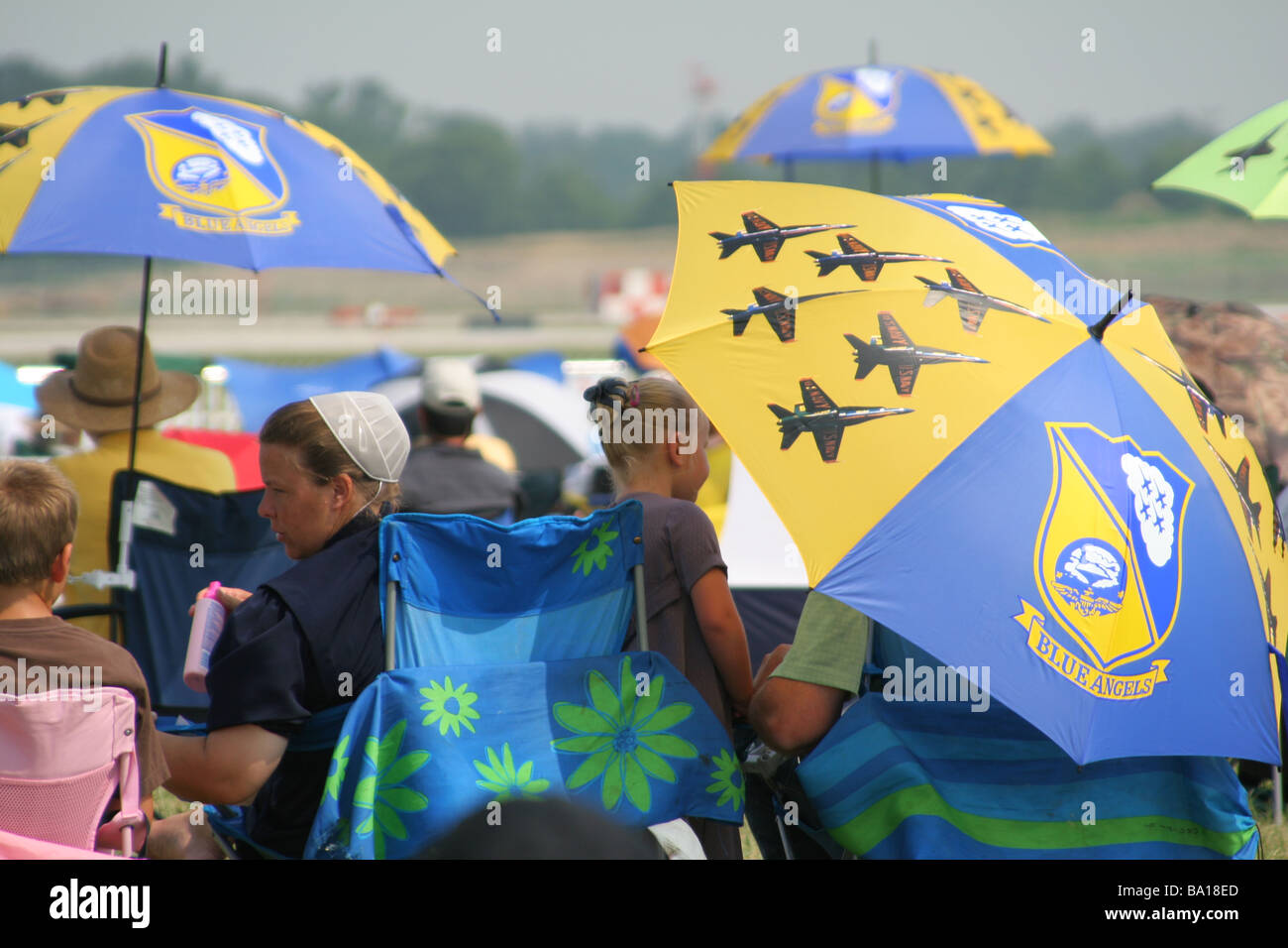 Gli accordi di Dayton Air Show Vandalia Ohio donna con cappello religiosa e  Blue Angels ombrello aereo Foto stock - Alamy