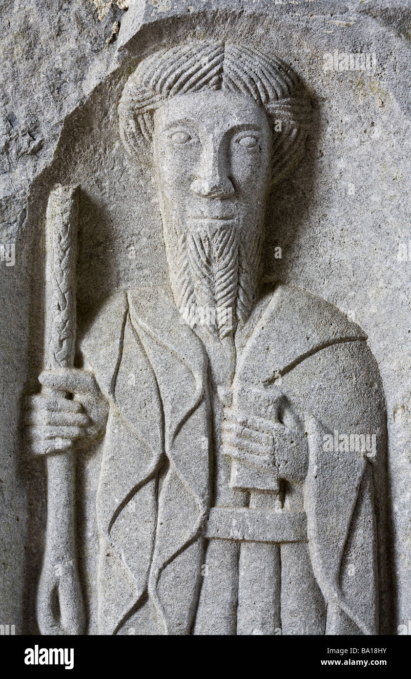 San con un bastone da passeggio. Un rilievo scolpito sul lato di una bara  nella famosa e antica abbazia. Abbazia di Jerpoint, Kilkenny, Irlanda Foto  stock - Alamy