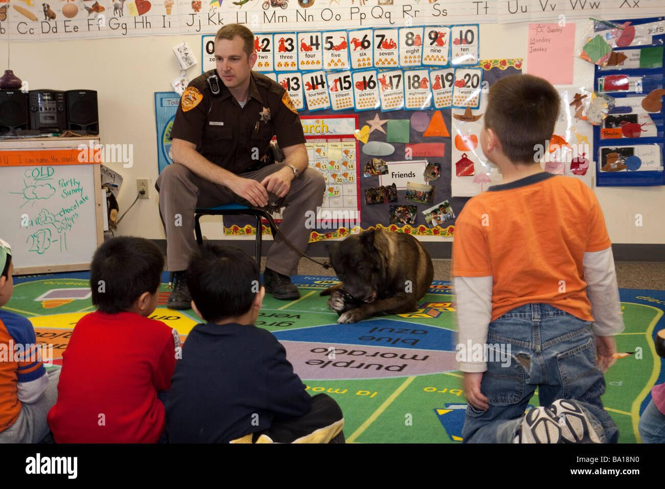 Vice Sheriff e K-9 visitare un asilo infantile classe in creta, Nebraska. Foto Stock