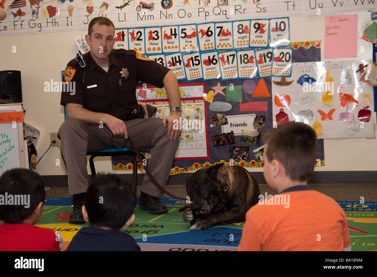 Vice Sheriff e K-9 visitare un asilo infantile classe in creta, Nebraska. Foto Stock