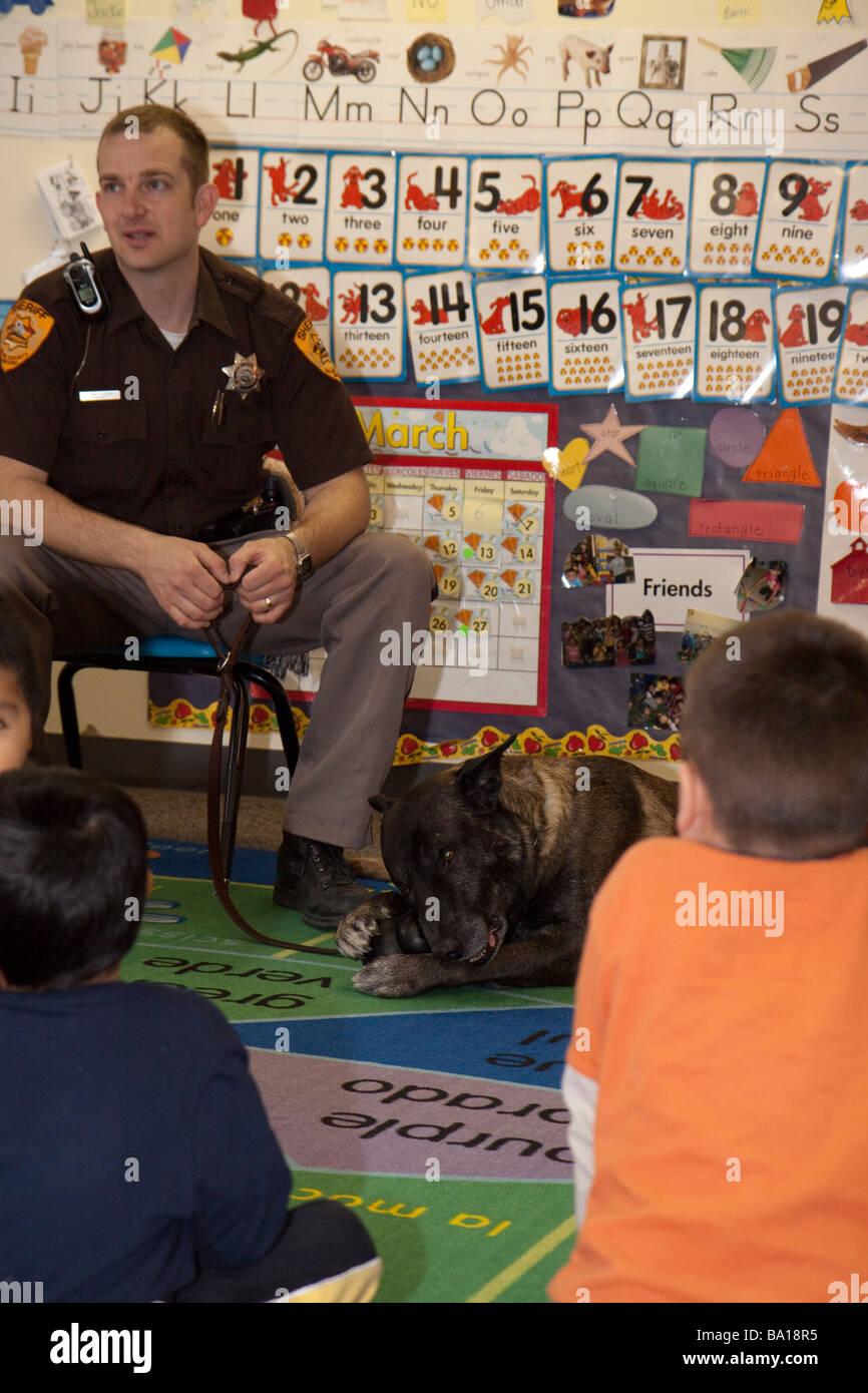 Vice Sheriff e K-9 visitare un asilo infantile classe in creta, Nebraska. Foto Stock