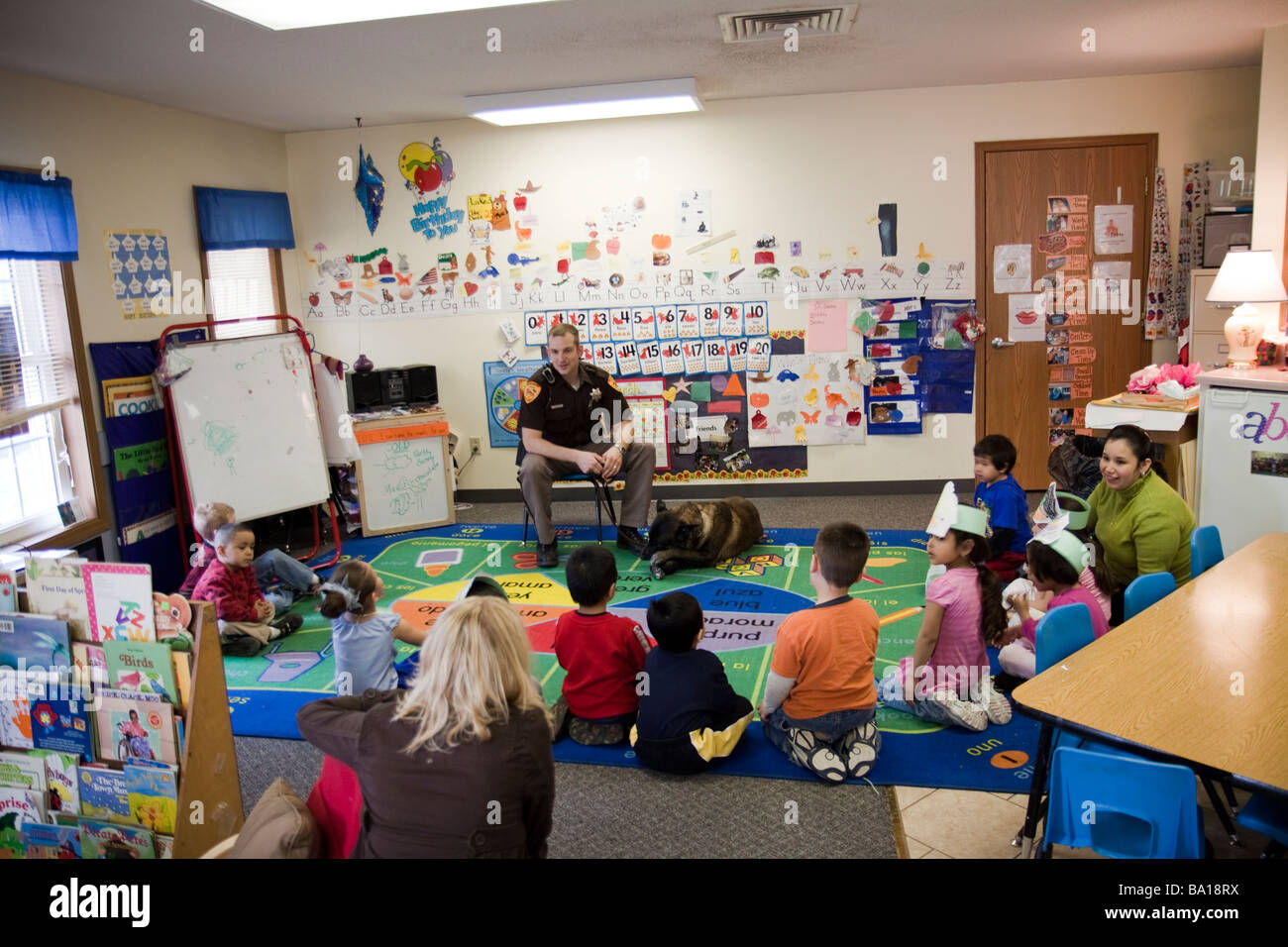 Vice Sheriff e K-9 visitare un asilo infantile classe in creta, Nebraska. Foto Stock