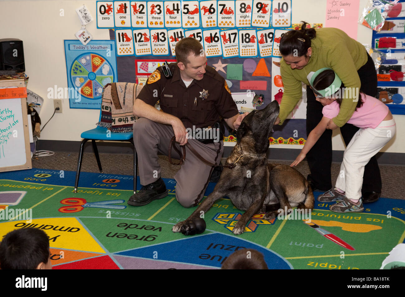 Vice Sheriff e K-9 visitare un asilo infantile classe in creta, Nebraska. Foto Stock