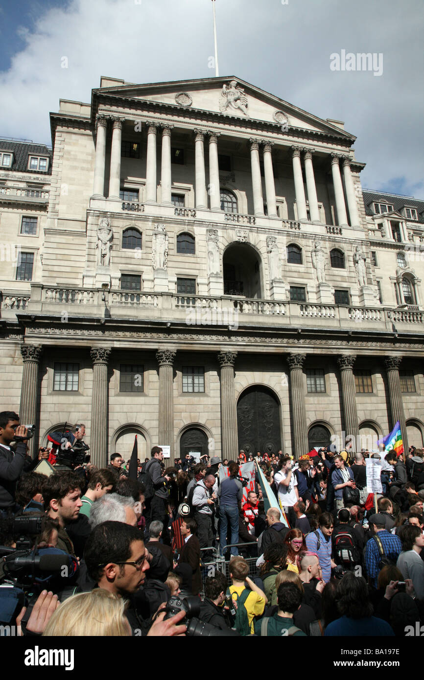 I manifestanti al di fuori del Bnak di Inghilterra al G20 proteste a Londra Foto Stock