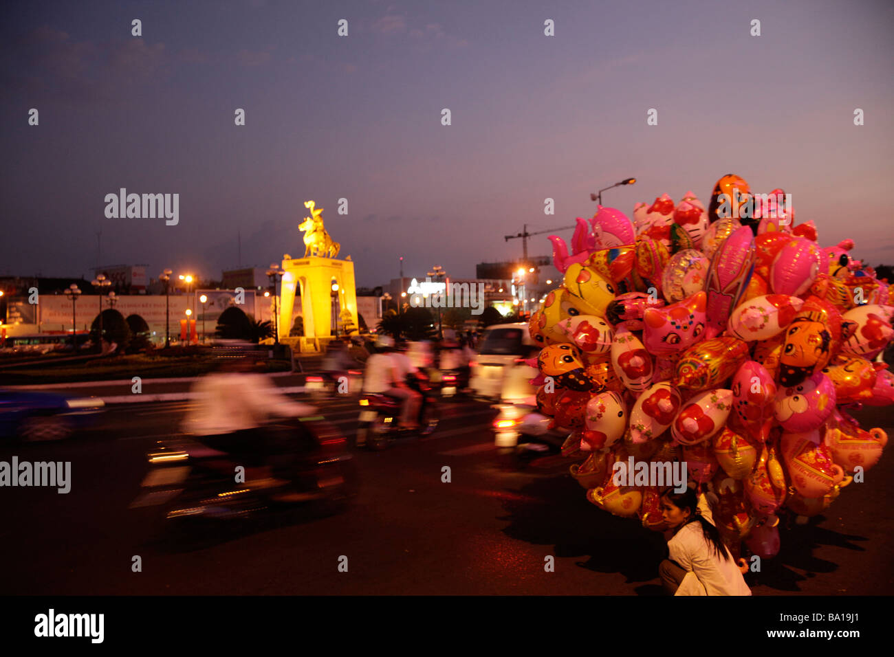 Donna vendita di palloncini a Saigon Ho Chi Minh City Vietnam Foto Stock