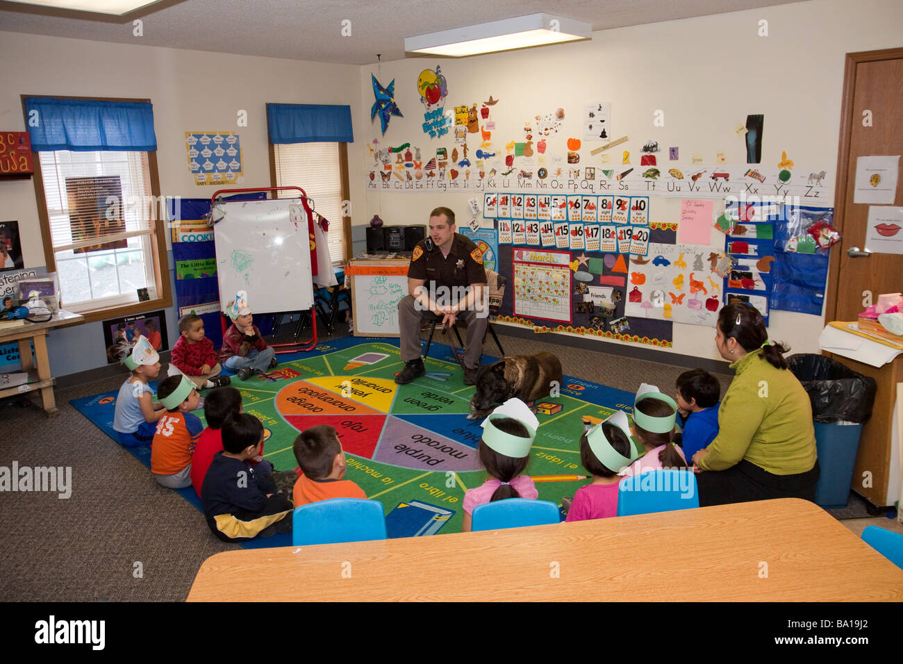 Vice Sheriff e K-9 visitare un asilo infantile classe in creta, Nebraska. Foto Stock
