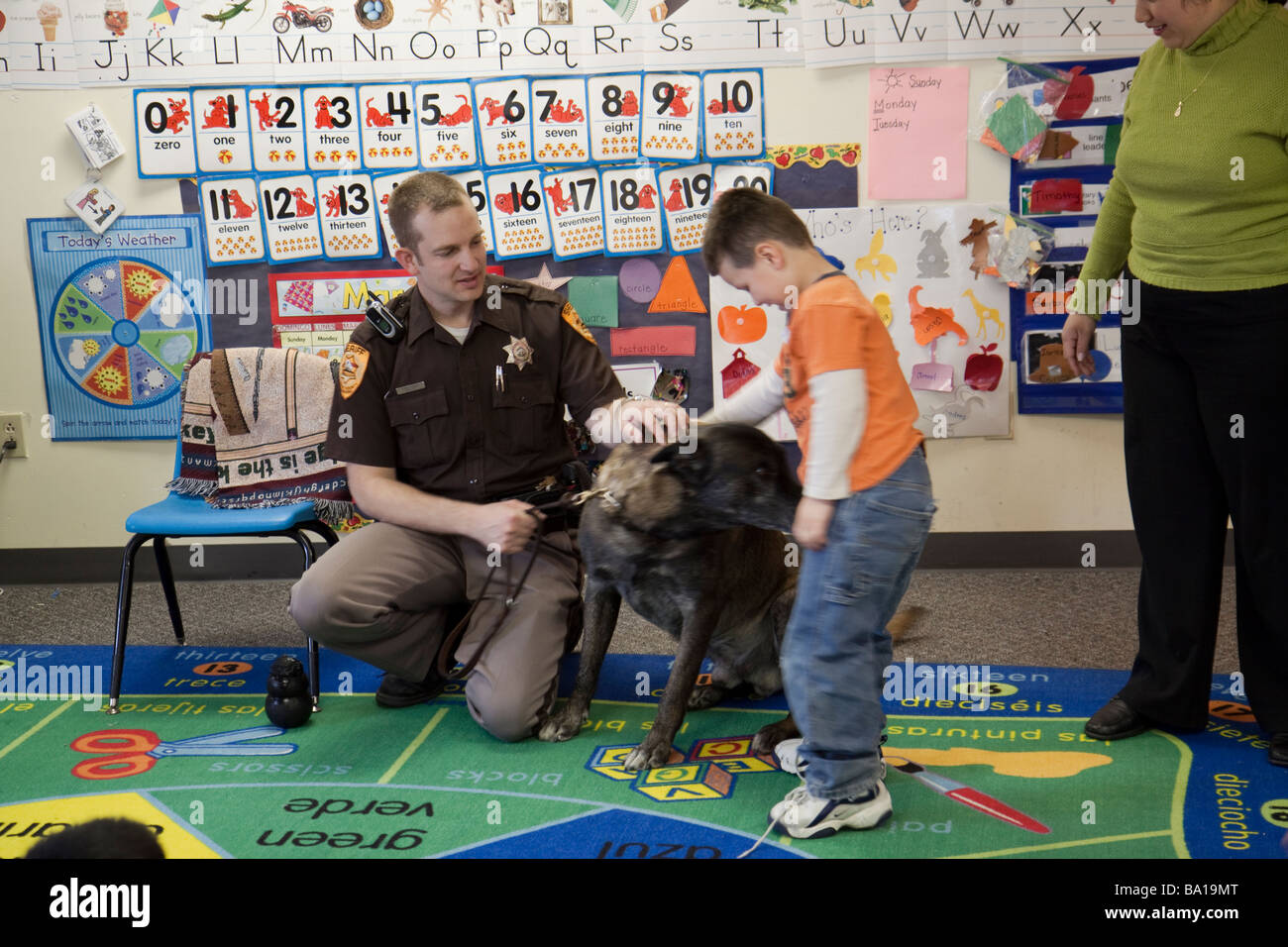 Vice Sheriff e K-9 visitare un asilo infantile classe in creta, Nebraska. Foto Stock