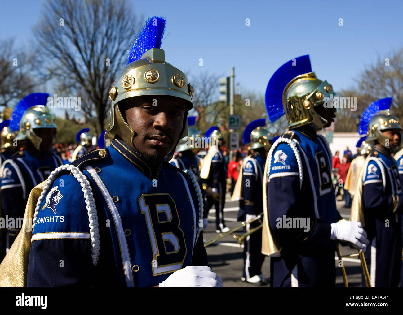 High school marching band stati prende tempo per porre Foto Stock