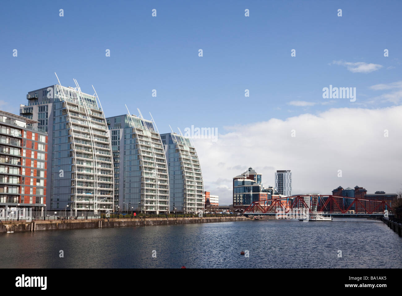 Salford Quays Greater Manchester Inghilterra rigenerazione urbana nel ristrutturato dockland intorno a Manchester Ship Canal Huron Basin Foto Stock