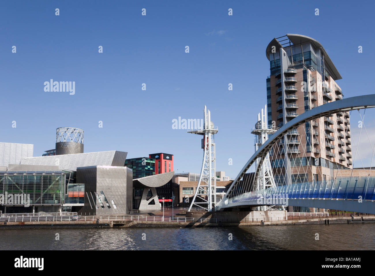 Lowry Millennium footbridge e Galleria d'arte attraverso il Manchester Ship Canal. Salford Quays Greater Manchester Inghilterra UK Gran Bretagna Foto Stock