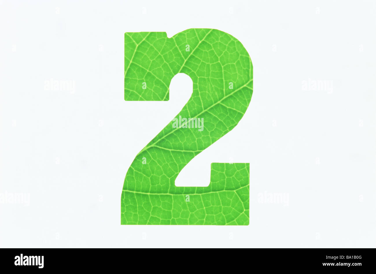 Numero verde 2 su sfondo bianco Foto Stock