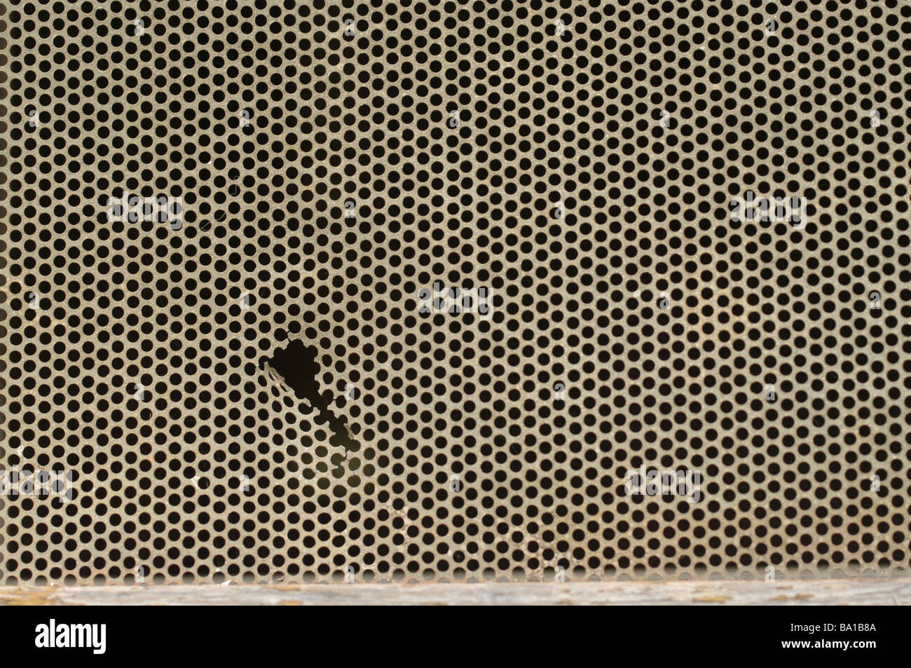 Grande immagine di un vecchio ottone maglia metallica sullo sfondo Foto Stock