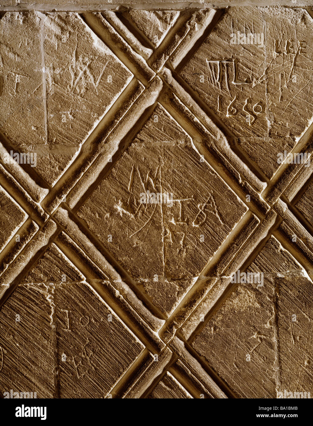 La Cattedrale di Canterbury Norman losanga decorazioni incise sulla muratura in pietra Foto Stock