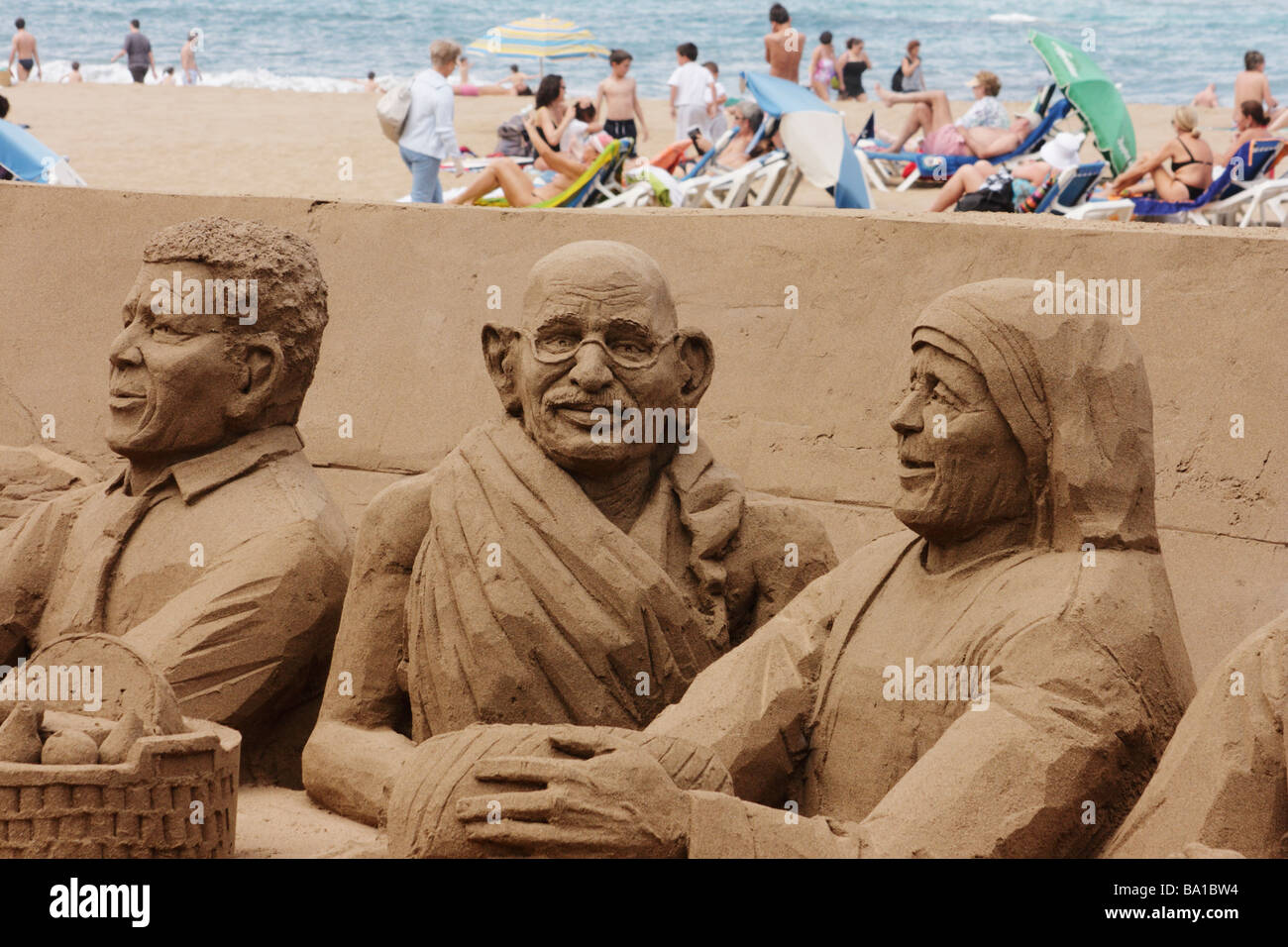 La scultura di sabbia del Mahatma Ghandi, Madre Teresa e Nelson Mandela Foto Stock