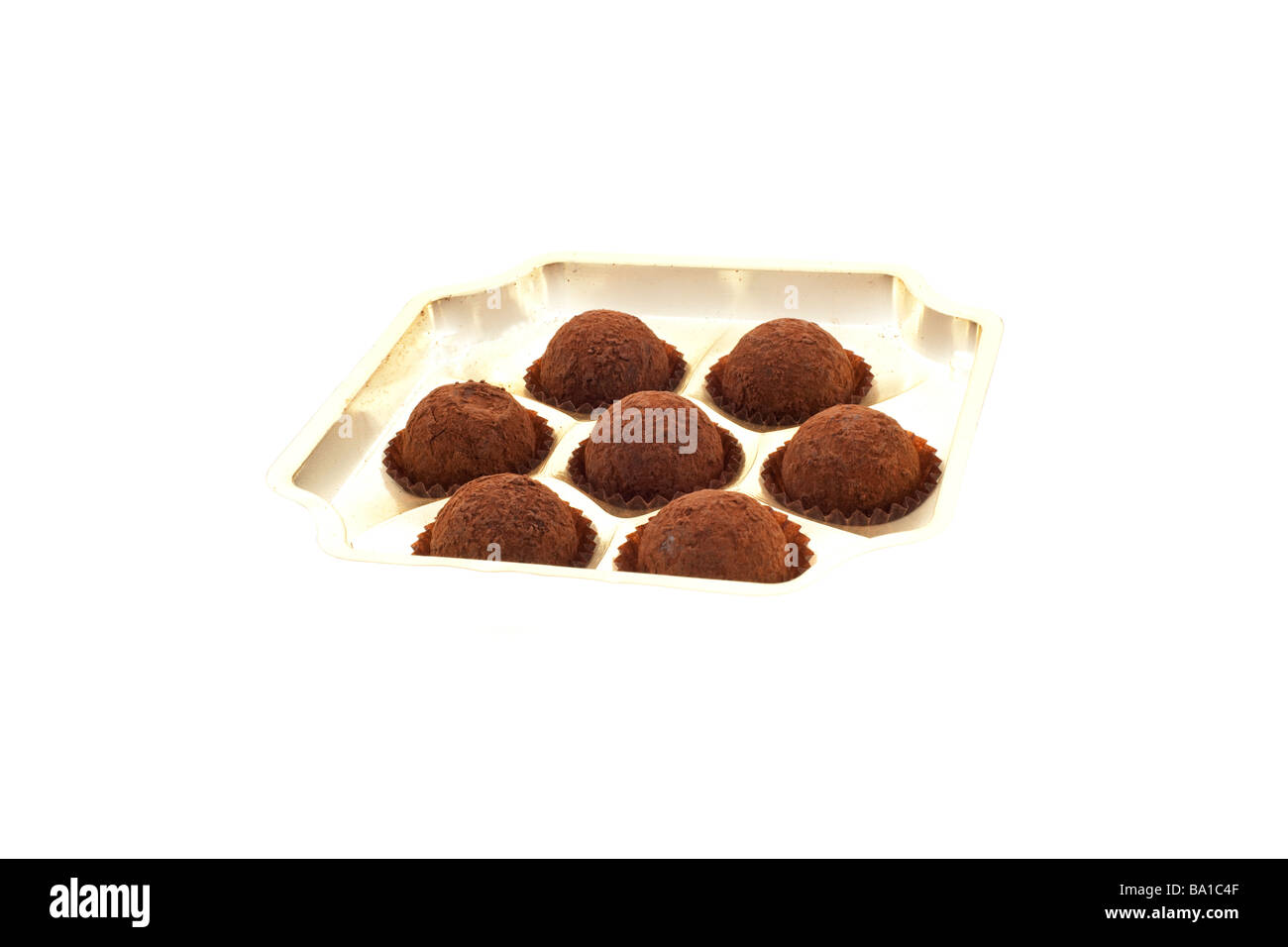 Sette tartufi in una scatola aperta su sfondo bianco Foto Stock