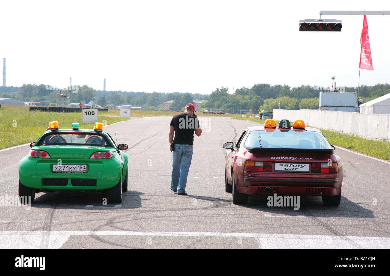 Mosca - 22 giugno: due automobili sulla linea sulla seconda tappa del campionato della Russia il 22 giugno 2008 in autodromo Miachkovo' Foto Stock