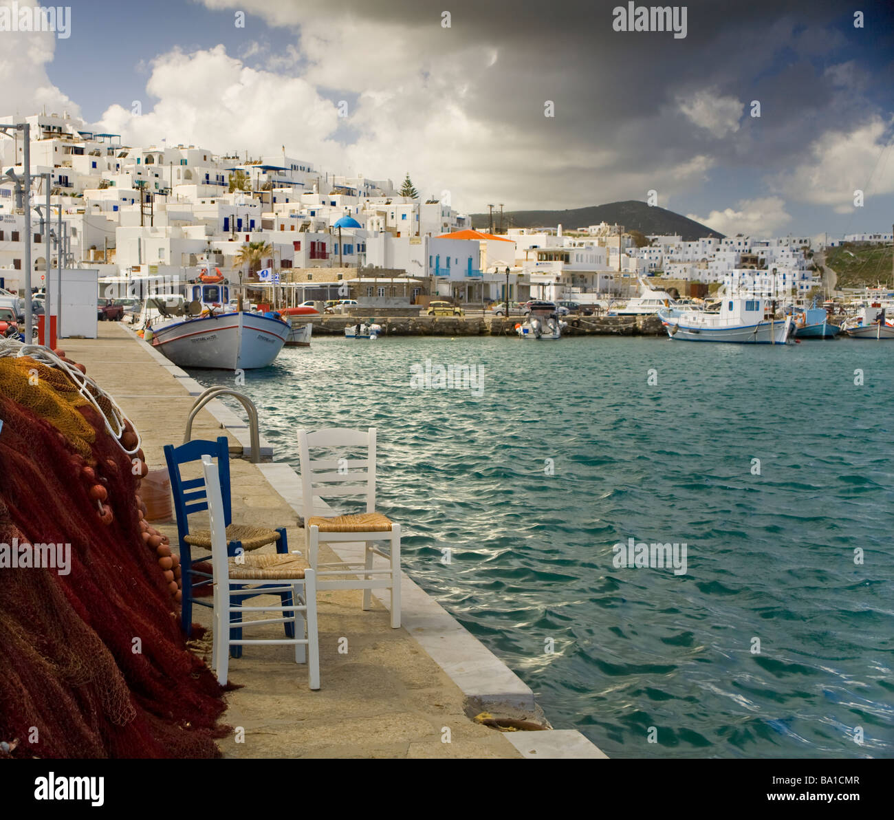 Dal porto di Naoussa Village, isola di Paros. Isole Cicladi, il Mare Egeo. La Grecia, Europa Foto Stock
