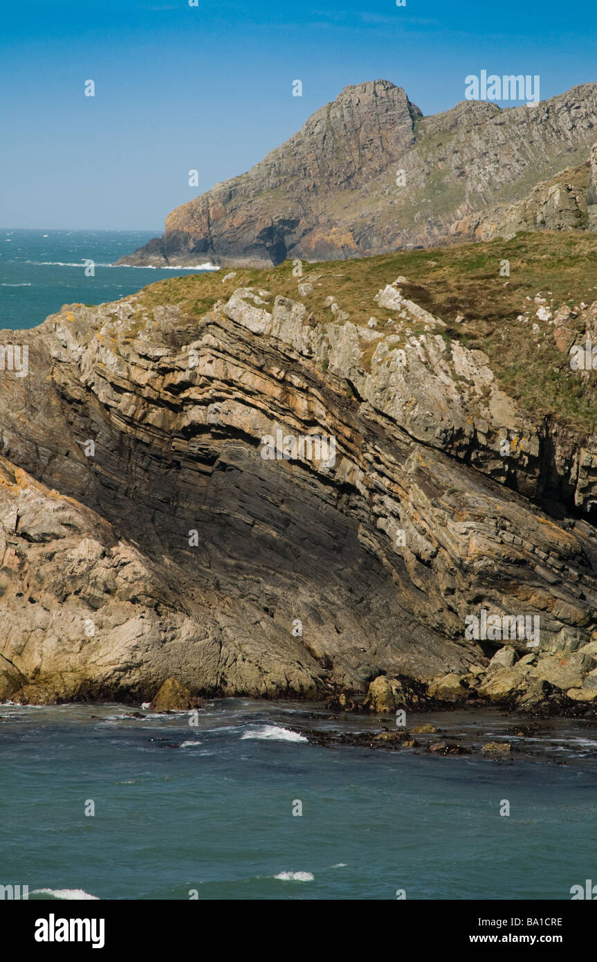 Le drammatiche scogliere sul mare a Aber disegnare cove Pembrokeshire Coast National Park Wales UK Foto Stock