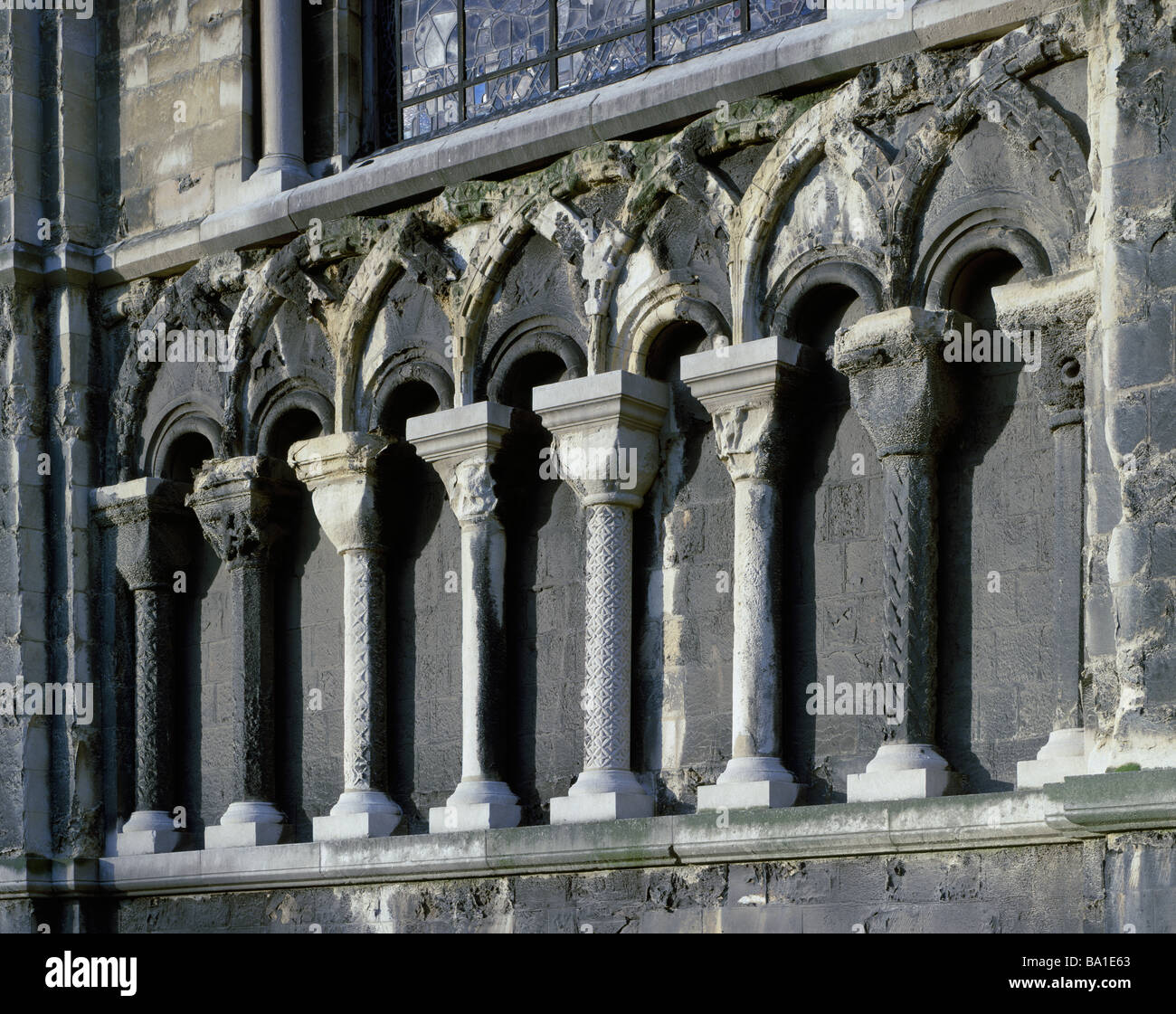 La Cattedrale di Canterbury Norman arcading sulla parete del sud est del transetto inizi del XII secolo Foto Stock