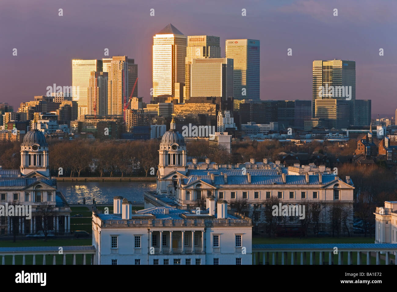 Vista dal parco di Greenwich verso il Royal Naval College e il centro finanziario di Canary Wharf, Londra, Inghilterra Foto Stock