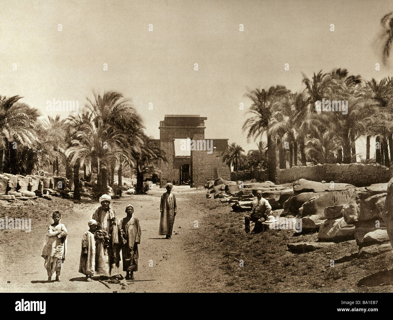 Geografia / viaggio, Egitto, Tebe East Bank, Karnak, tempio di Amun-Re, vicolo di Sfinge e pilone di re Tolomeo III Euergetes i, Edizione Photoglob, um 1890, Foto Stock