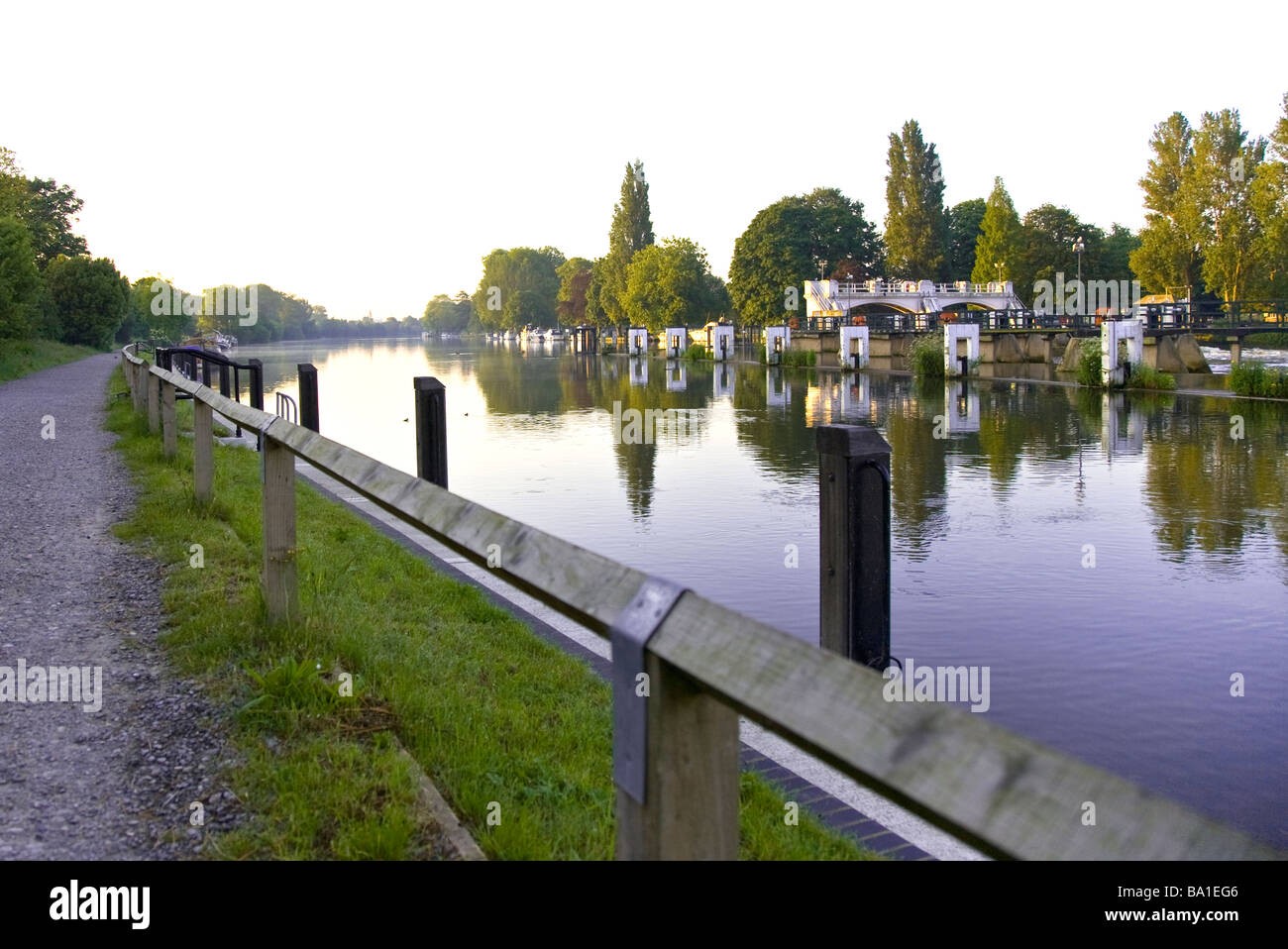 Il fiume Tamigi alzaia e ormeggi vicino a Teddington Lock, adiacente a Teddington weir. Foto Stock
