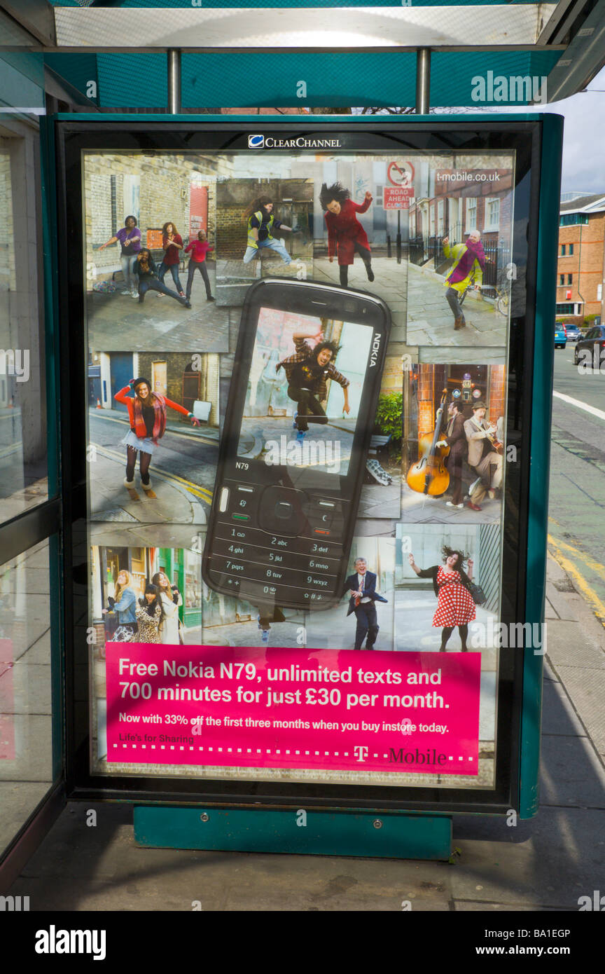 ClearChannel pubblicità Affissioni per T Mobile Nokia N79 telefono cellulare al bus shelter in Cardiff South Wales UK Foto Stock