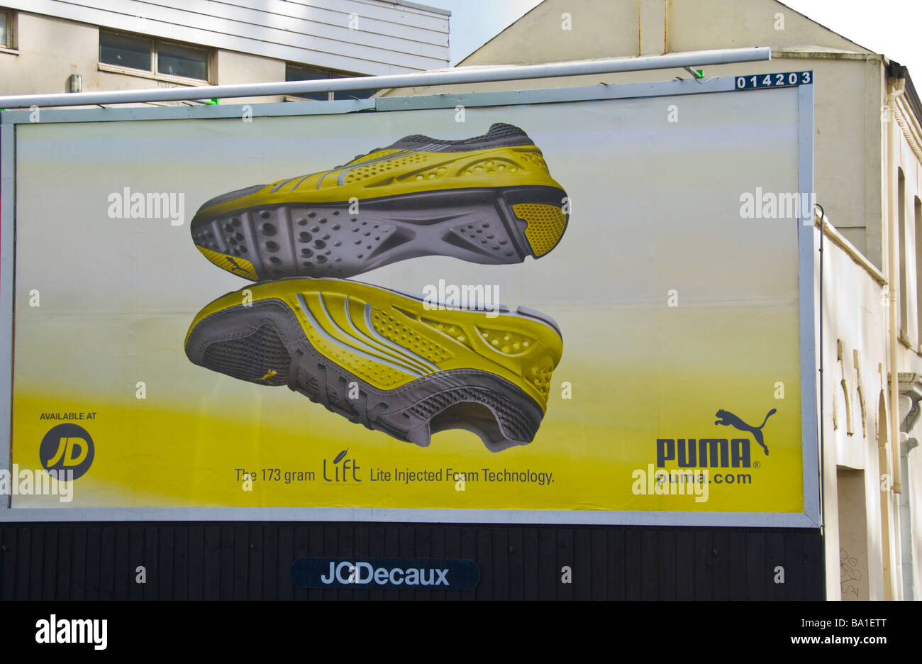 Pubblicità affissioni per Puma trainer in Cardiff South Wales UK Foto Stock