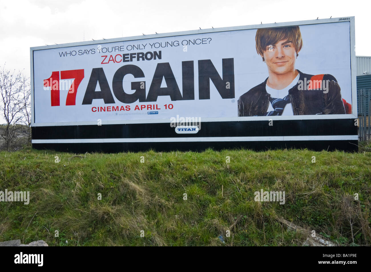 Titan pubblicità Affissioni per film 17nuovamente con Zac Efron sulla massa di rifiuti in Cardiff South Wales UK Foto Stock
